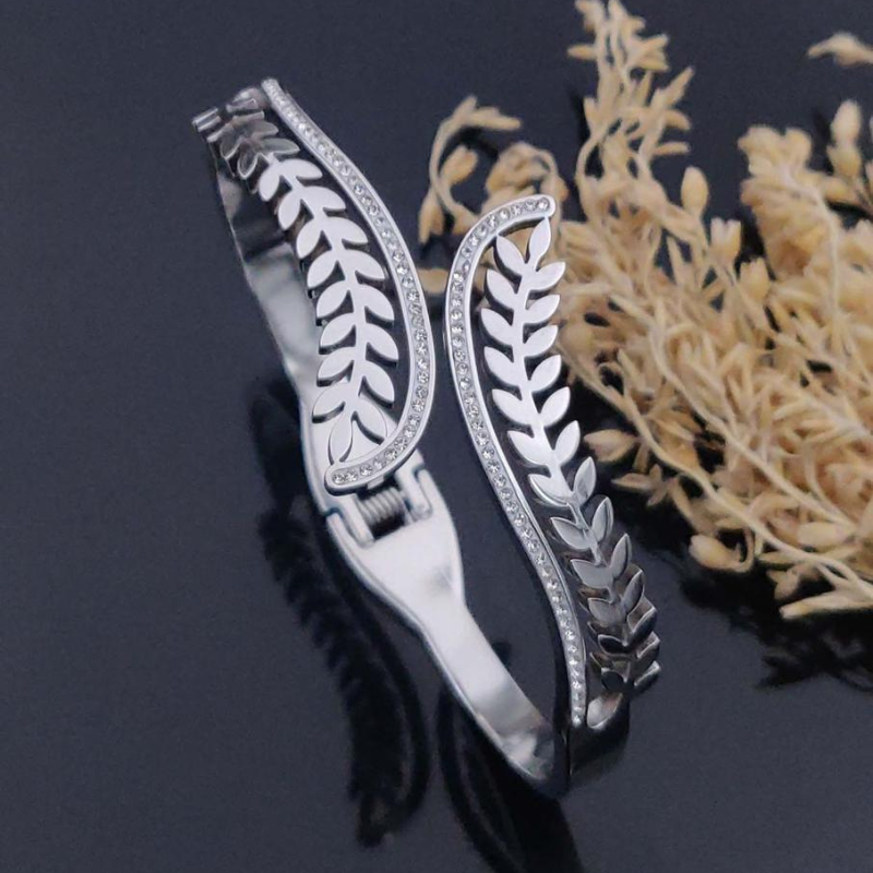 ๐ฟ Silver Serenity โ Leaf Charm A.D Diamond Kada