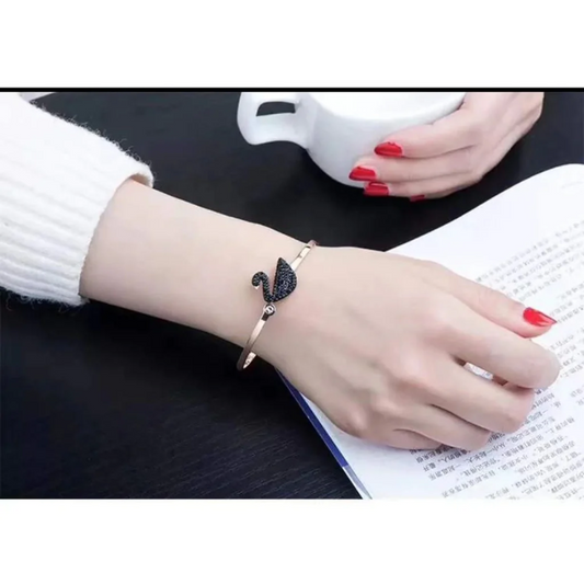 Elegant Black Swan Bracelet – Grace in Every Glance 🦢✨