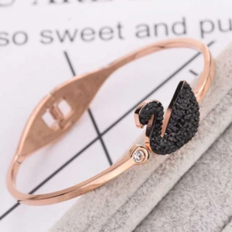 Elegant Black Swan Bracelet – Grace in Every Glance 🦢✨
