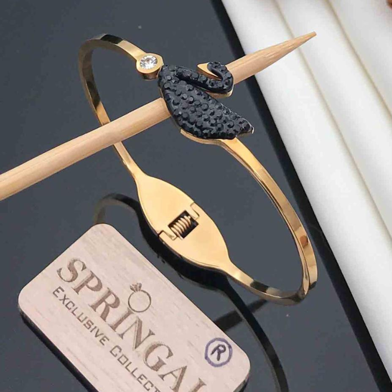 Elegant Black Swan Bracelet – Grace in Every Glance 🦢✨