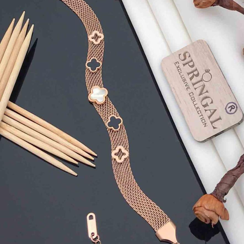 🌟 Golden Luxe – Clover Mesh Charm Bracelet