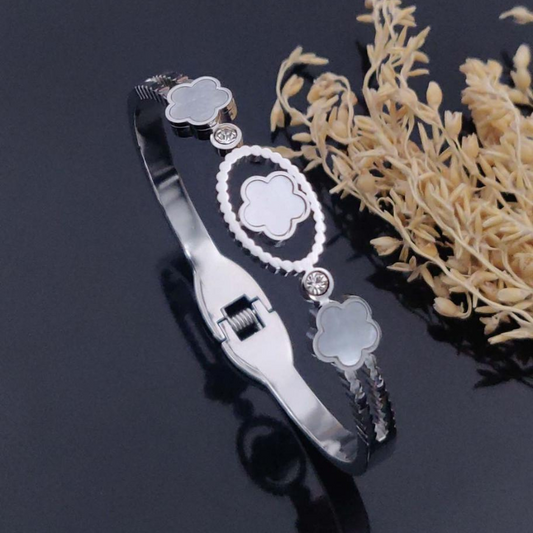 🍀 Clover Bliss – Silver Mother of Pearl Kada